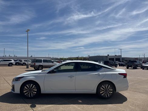 Used 2025 Nissan Altima 2.5 SV image 14