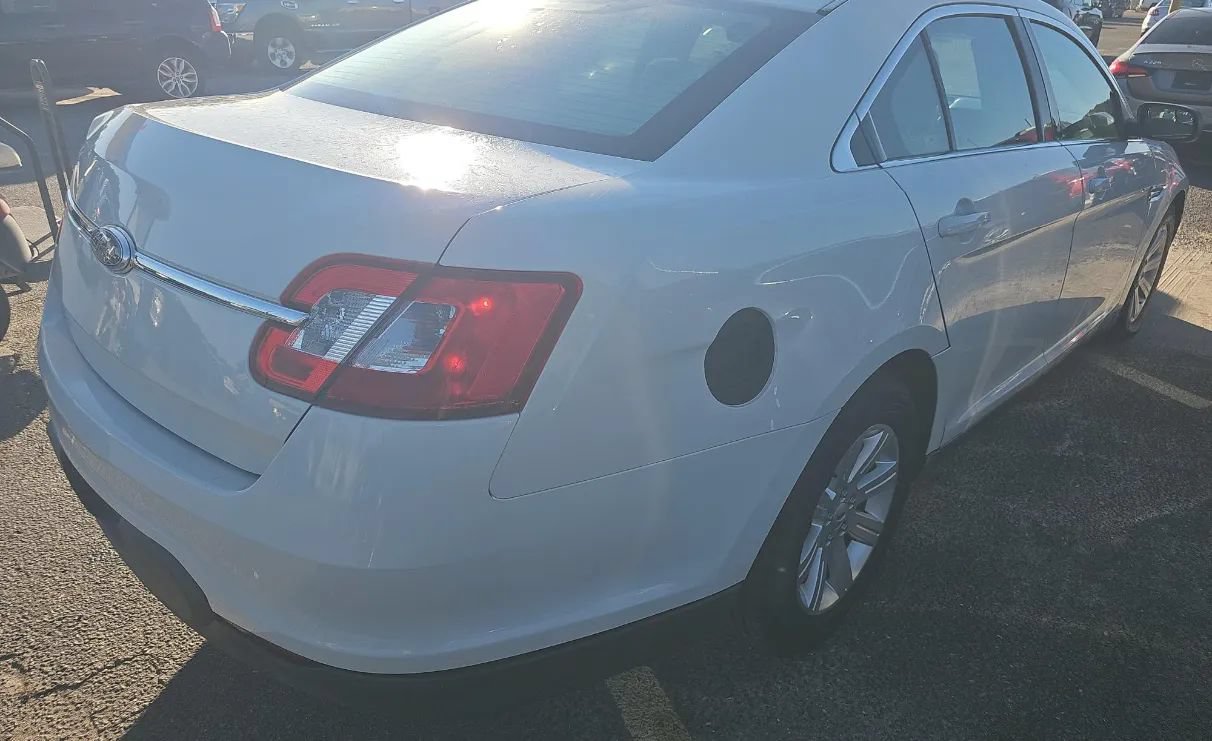 Used 2012 Ford Taurus SE FWD image 3
