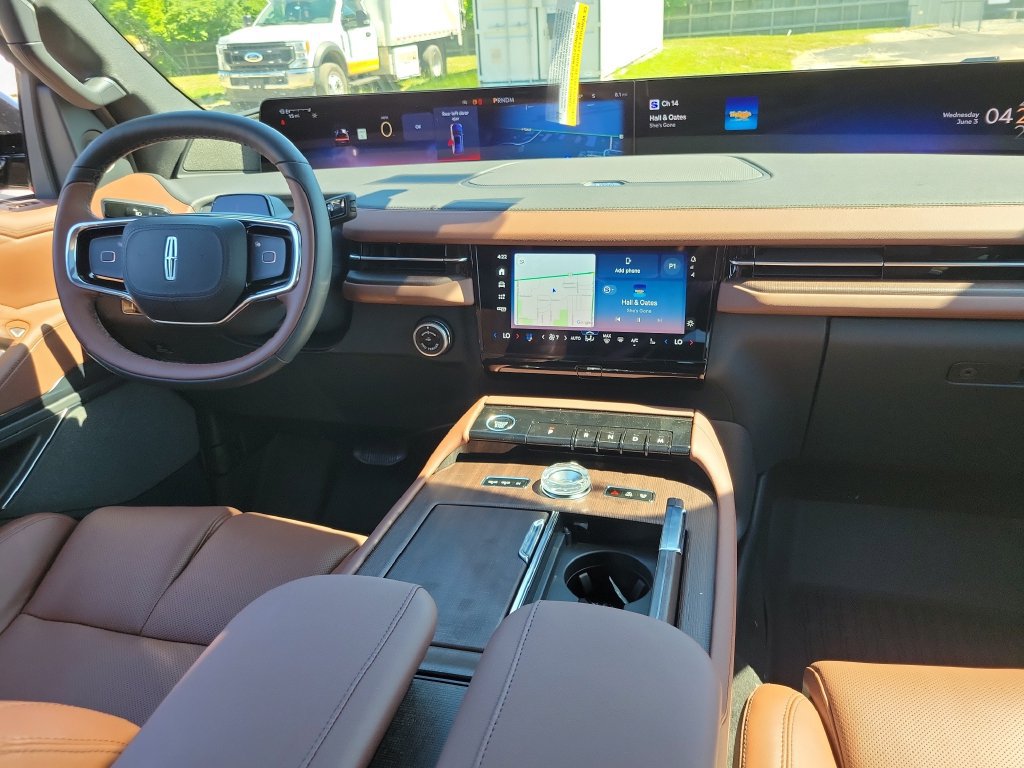 New 2026 Lincoln Navigator L Reserve AWD/4WD image 13