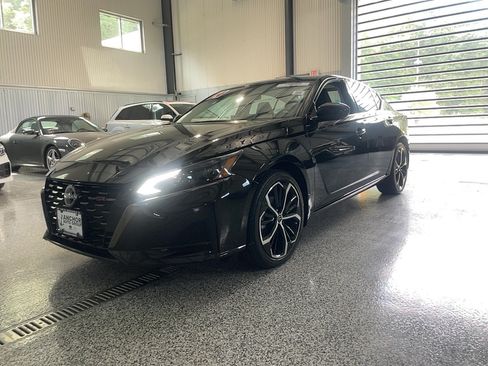 Used 2024 Nissan Altima 2.5 SR w/ SR Premium Package AWD/4WD image 3