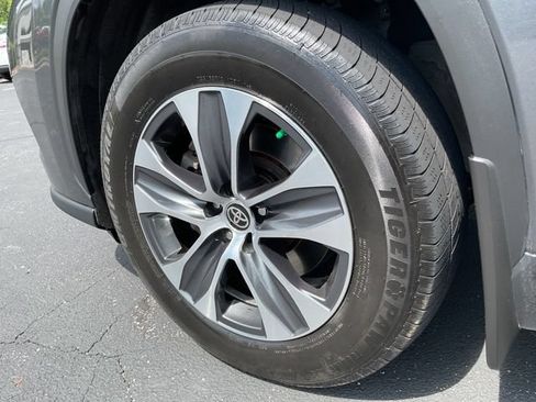 Used 2022 Toyota Highlander XLE AWD/4WD image 16