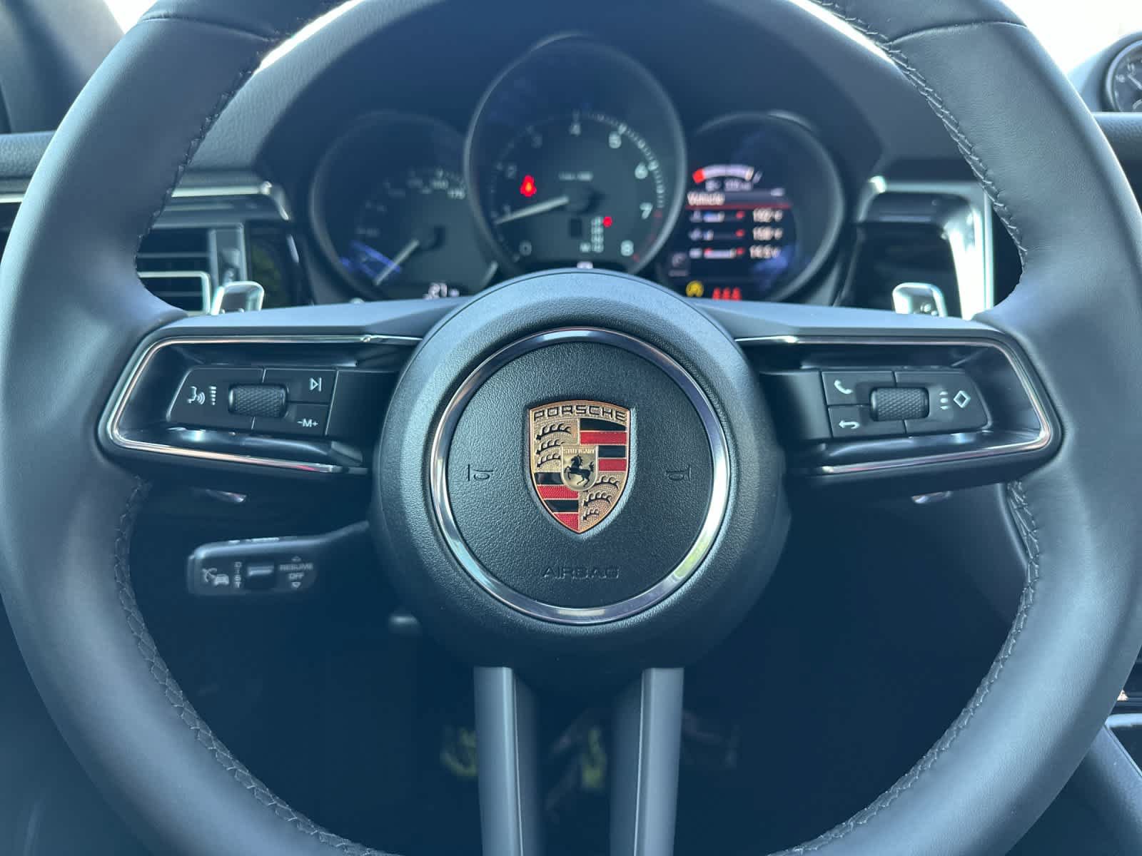 Certified 2025 Porsche Macan AWD/4WD image 25