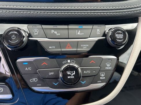 Used 2024 Chrysler Pacifica Touring-L image 40