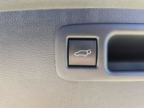 Used 2020 Toyota Highlander XLE AWD/4WD image 17