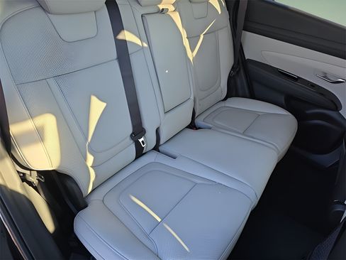 Certified 2025 Hyundai Tucson Limited FWD image 12