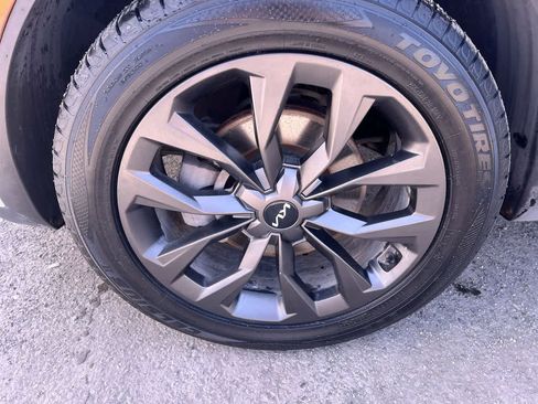 Certified 2025 Kia Soul LX w/ LX Technology Package FWD image 10