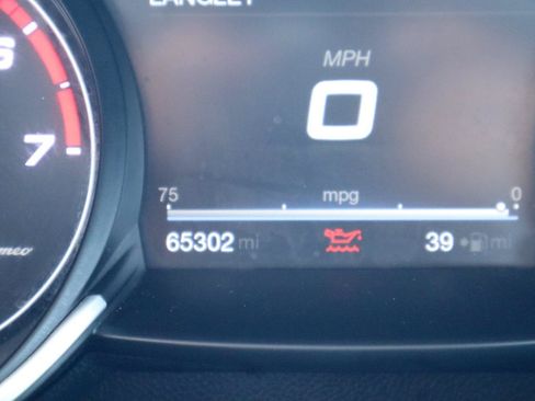 Used 2017 Alfa Romeo Giulia w/ Sport Appearance Package RWD image 19