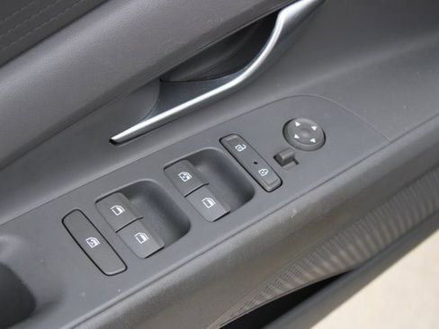 Used 2023 Hyundai Elantra SEL image 19