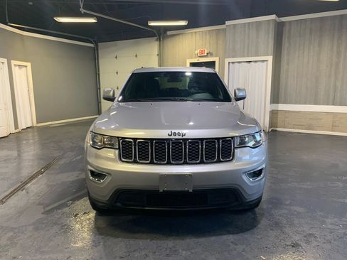 Used 2018 Jeep Grand Cherokee Laredo AWD/4WD image 2