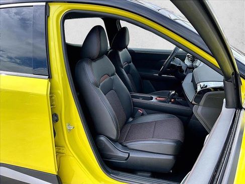 Used 2025 Nissan Kicks SR FWD image 9