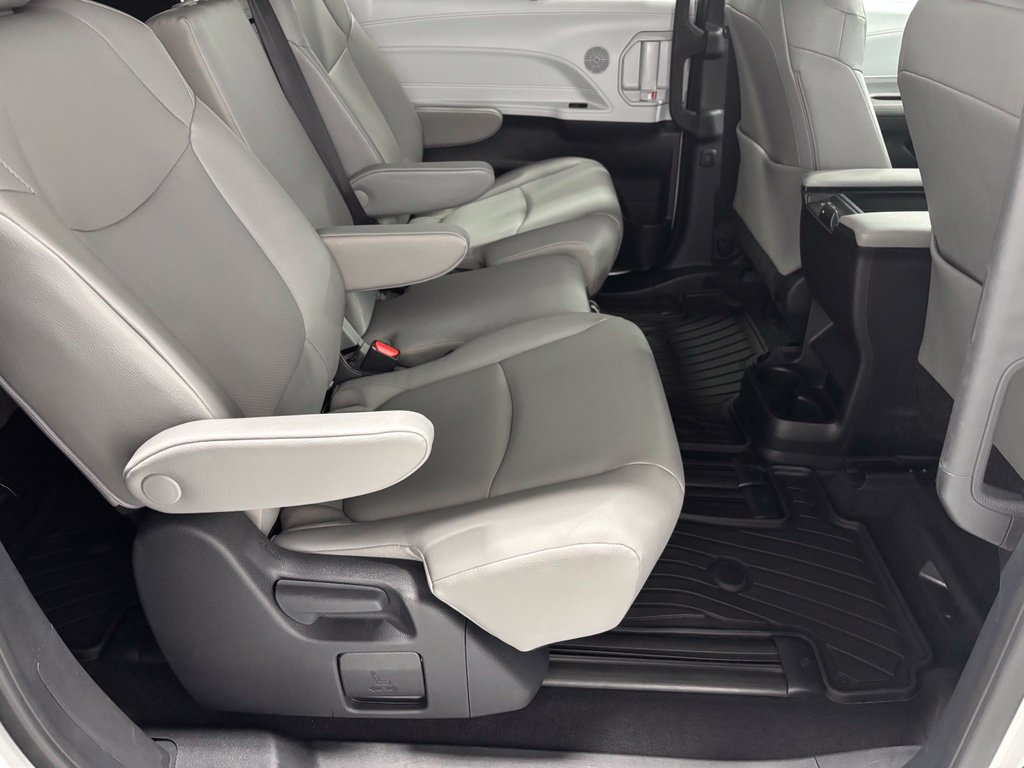 Used 2026 Toyota Sienna XLE FWD image 57
