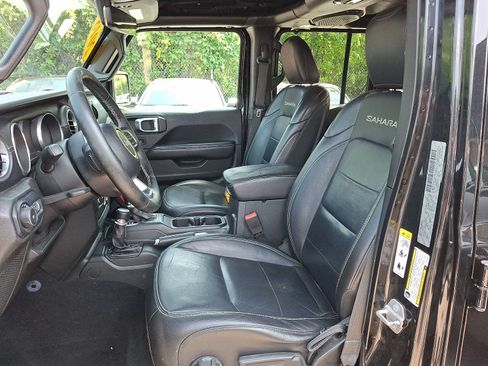 Used 2018 Jeep Wrangler Unlimited Sahara AWD/4WD image 10
