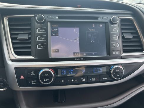 Used 2014 Toyota Highlander XLE image 12