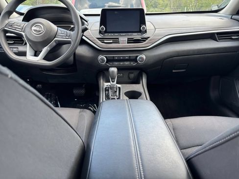 Used 2025 Nissan Altima 2.5 SV FWD image 40