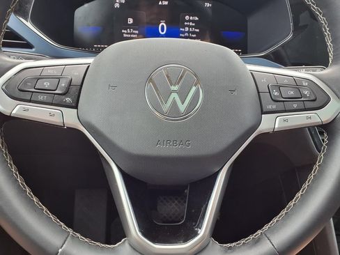 Used 2023 Volkswagen Taos SE w/ Panoramic Sunroof Package FWD image 18
