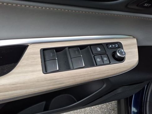 Used 2023 Toyota Venza Limited image 26