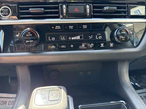 Used 2024 Nissan Pathfinder SV FWD image 32