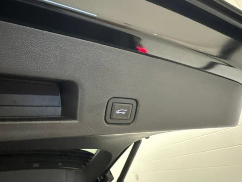 Used 2025 Chevrolet Traverse LT AWD/4WD image 9