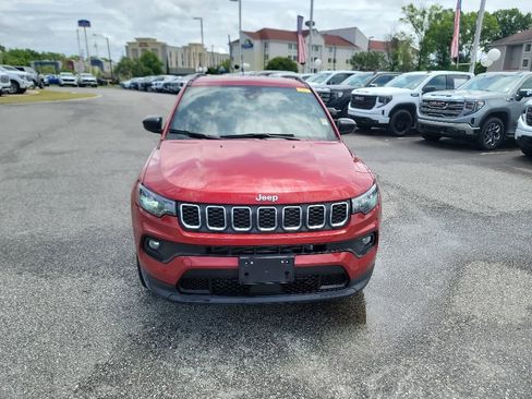 Used 2025 Jeep Compass Latitude AWD/4WD image 2