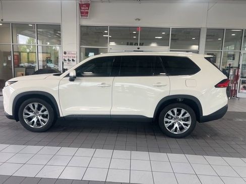 Used 2024 Toyota Grand Highlander AWD image 3