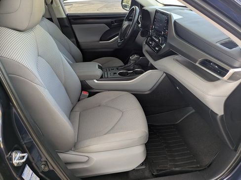 Used 2021 Toyota Highlander LE AWD/4WD image 21