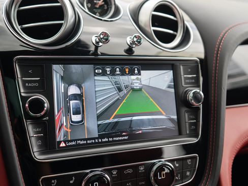 Used 2017 Bentley Bentayga AWD/4WD image 19