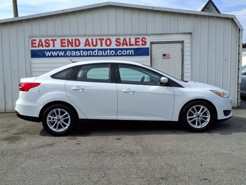 Used 2015 Ford Focus SE FWD image 2