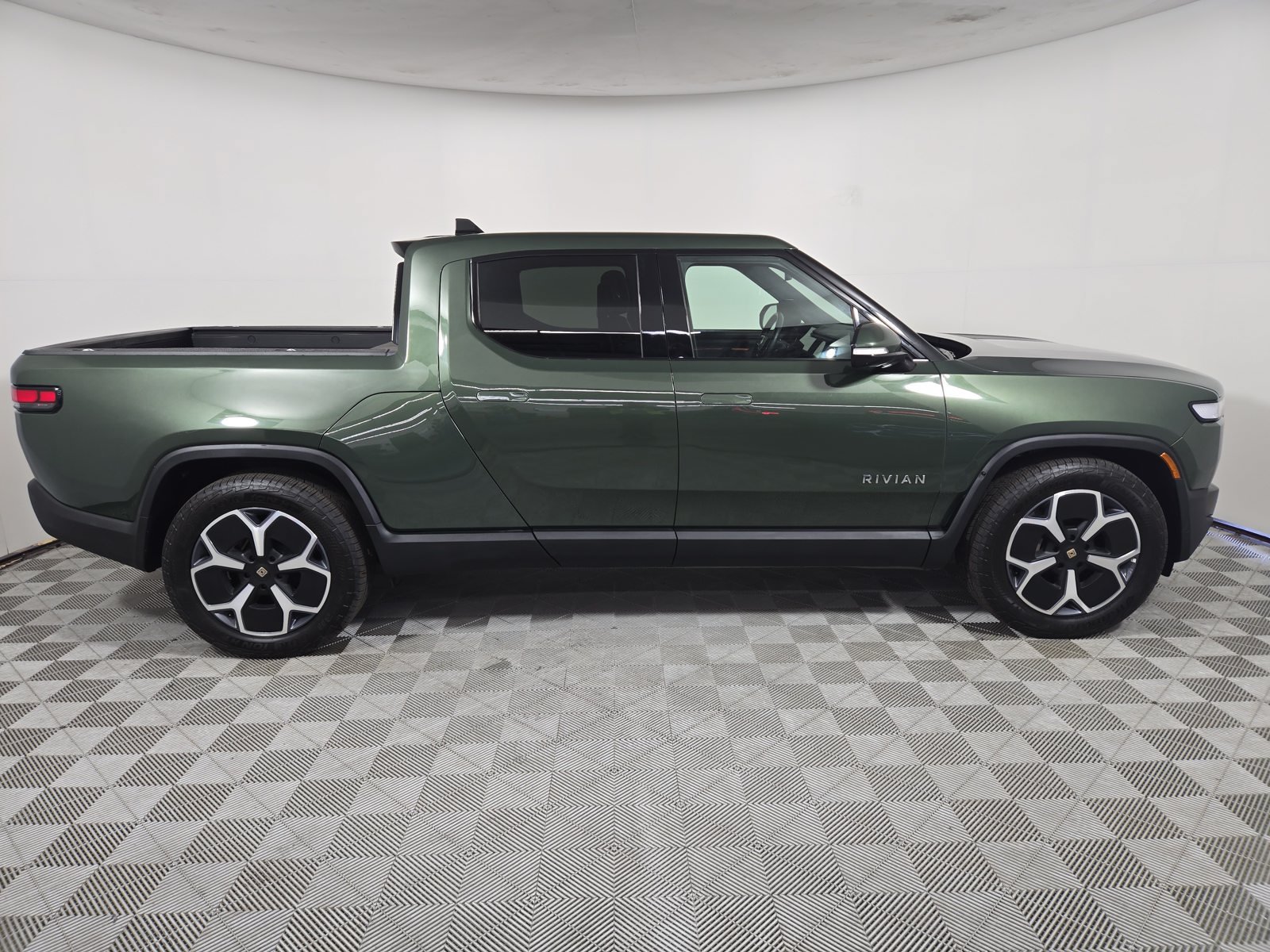 Used 2024 Rivian R1T Adventure Dual AWD/4WD image 6