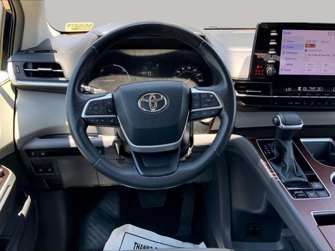 Used 2024 Toyota Sienna XLE FWD image 6