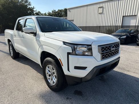 Used 2024 Nissan Frontier SV RWD image 3