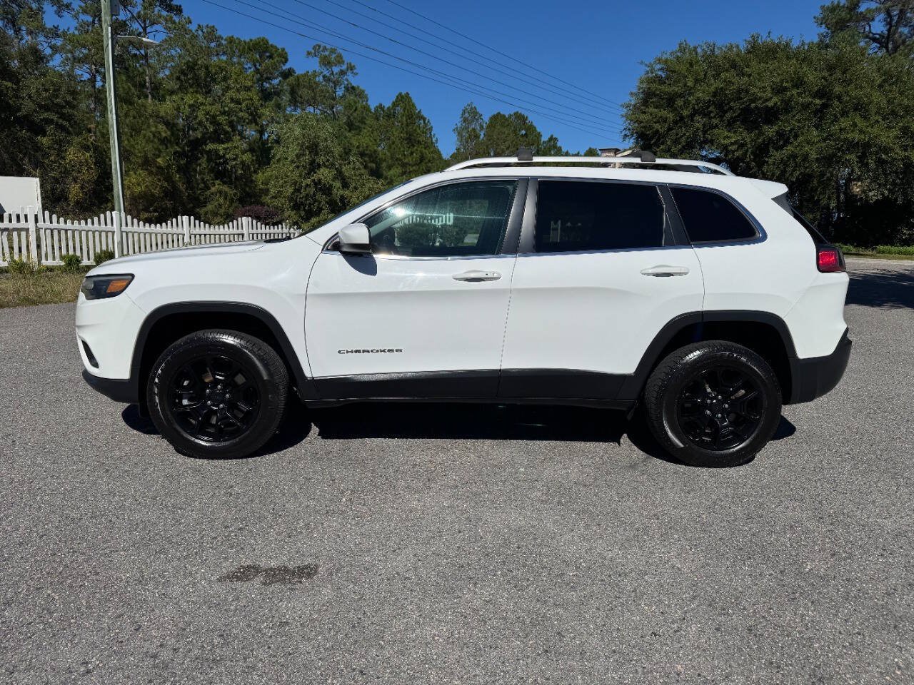 Used 2019 Jeep Cherokee Latitude Plus w/ Cold Weather Group AWD/4WD image 3