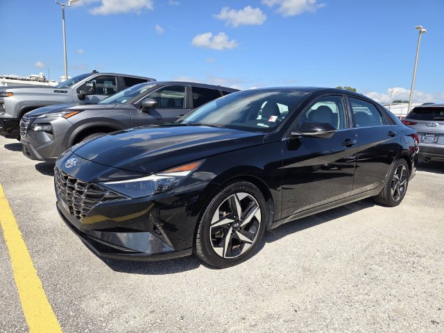 Used 2023 Hyundai Elantra Limited w/ Preferred Accessory Package FWD image 3