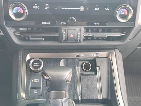 Used 2024 Lexus GX 550 w/ Accessory Package (Z1) AWD/4WD image 17