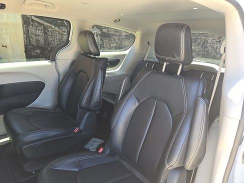 Used 2024 Chrysler Pacifica Limited FWD image 15