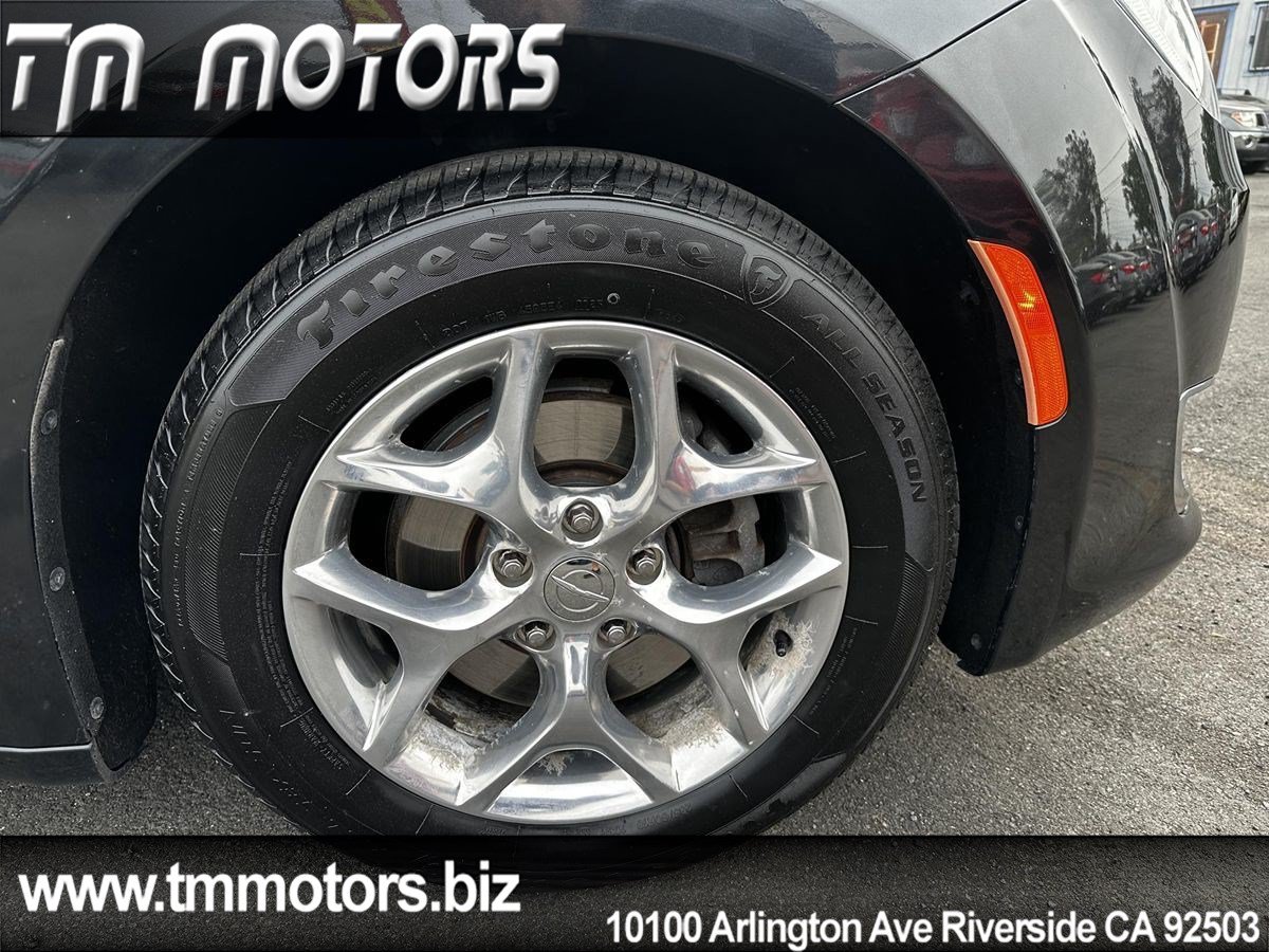 Used 2017 Chrysler Pacifica Limited w/ UConnect Theater Package FWD image 10