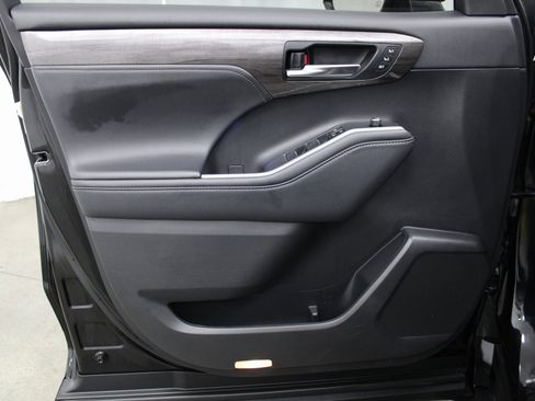 Used 2022 Toyota Highlander Limited image 11