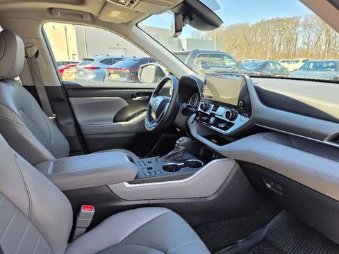 Used 2023 Toyota Highlander XLE AWD/4WD image 11