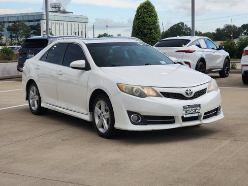 Used 2014 Toyota Camry SE w/ Moonroof Package FWD image 3