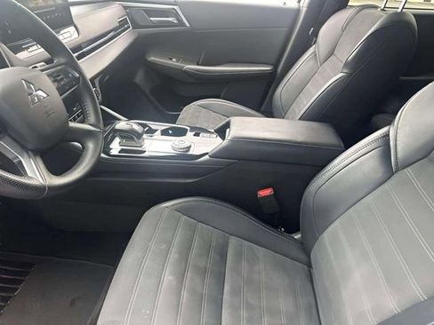 Used 2025 Mitsubishi Outlander SE FWD image 16