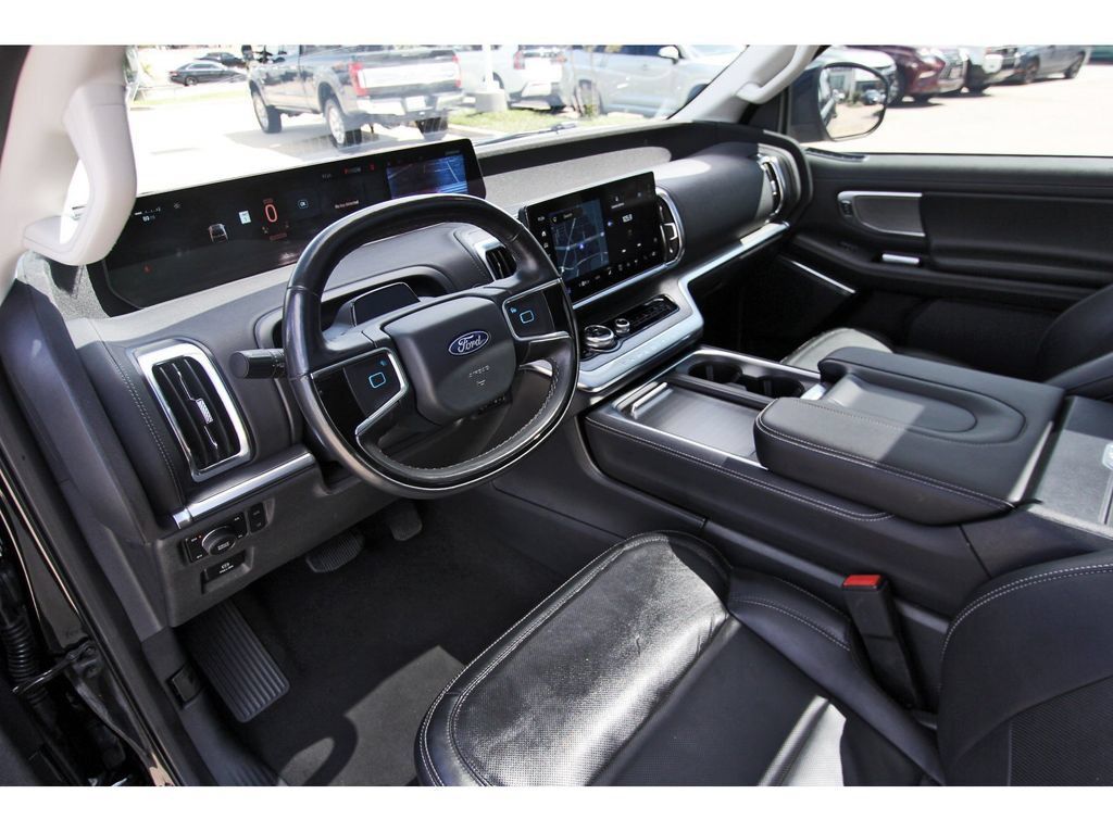 Used 2025 Ford Expedition Platinum AWD/4WD image 17