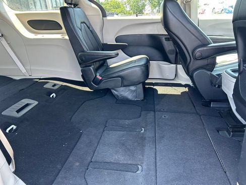 Used 2020 Chrysler Voyager Lxi FWD image 30