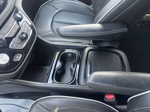 Used 2025 Chrysler Pacifica Limited FWD image 22