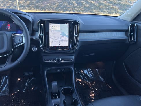 Used 2025 Volvo XC40 B5 Core image 31