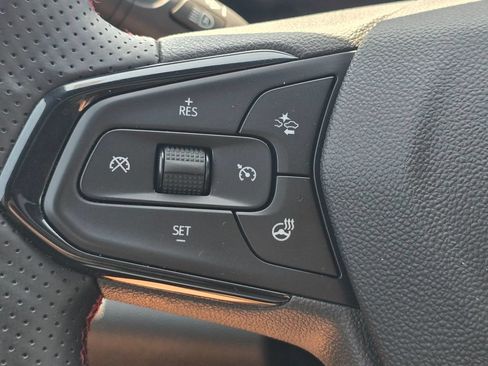 Used 2025 Chevrolet Trax RS w/ Sunroof Package FWD image 33