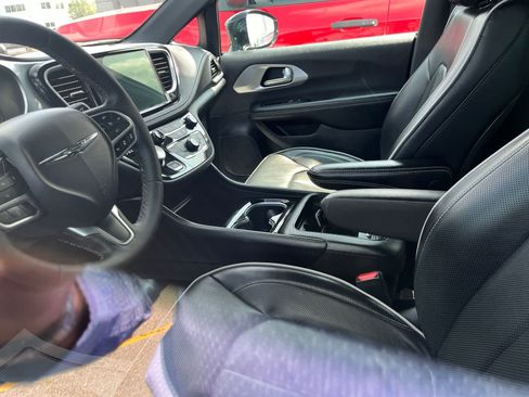 Used 2026 Chrysler Pacifica Limited FWD image 26