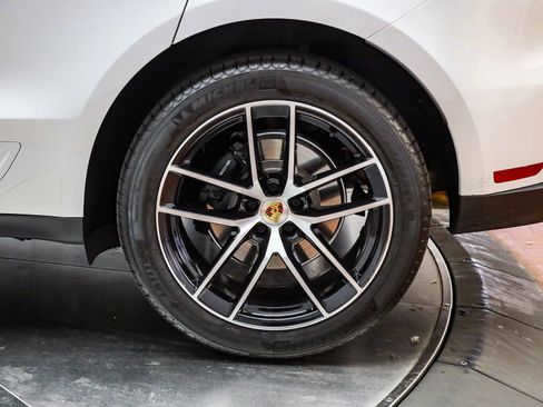 Certified 2025 Porsche Macan image 9
