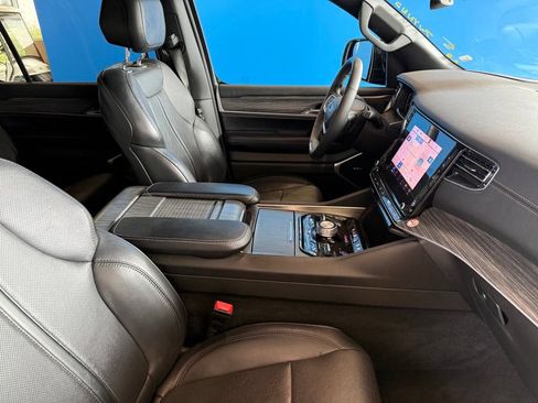 Used 2024 Jeep Wagoneer L Series III w/ Flexible Seating Group AWD/4WD image 9