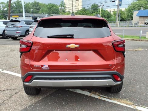 Used 2024 Chevrolet Trax LT w/ Driver Confidence Package FWD image 4