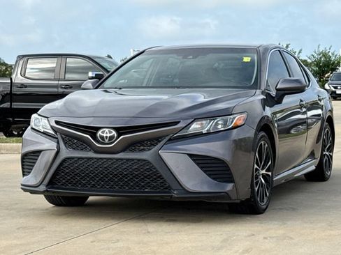 Used 2018 Toyota Camry SE FWD image 3