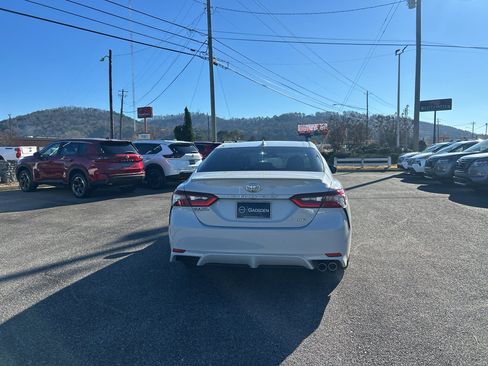 Used 2024 Toyota Camry SE image 3